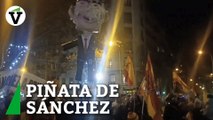 El PSOE denuncia ante la Fiscalía la piñata de Sánchez apaleada por manifestantes en Ferraz el pasado 31 de diciembre