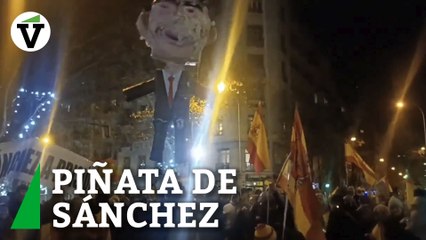 El PSOE denuncia ante la Fiscalía la piñata de Sánchez apaleada por manifestantes en Ferraz el pasado 31 de diciembre