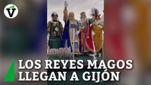 Los Reyes Magos llegan al puerto deportivo de Gijón a bordo de la patrullera del Servicio Marítimo de la Guardia Civil