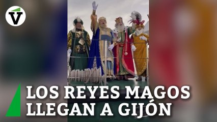 Los Reyes Magos llegan al puerto deportivo de Gijón a bordo de la patrullera del Servicio Marítimo de la Guardia Civil