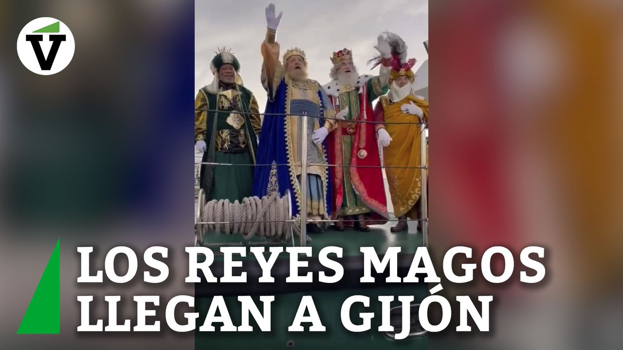 Los Reyes Magos llegan al puerto deportivo de Gijón a bordo de la patrullera del Servicio Marítimo de la Guardia Civil