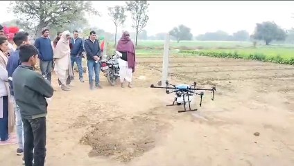 हैलिकॉप्टर की तरह गांवों में खेतों पर उड़ रहे ड्रोन
