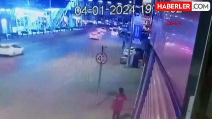 Bursa'da kaza: Otomobil iş yerine çarptı, 3 kişi yaralandı