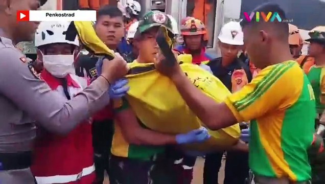 Aksi Yonif 330 Kostrad Evakuasi Korban Kecelakaan Kereta