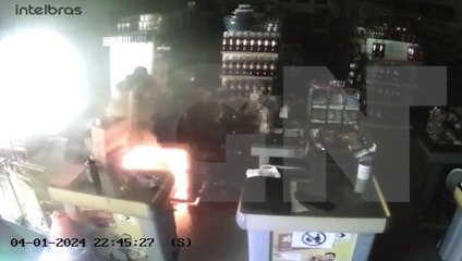 Câmera registra momento da pane elétrica que causou incêndio supermercado no Santa Cruz
