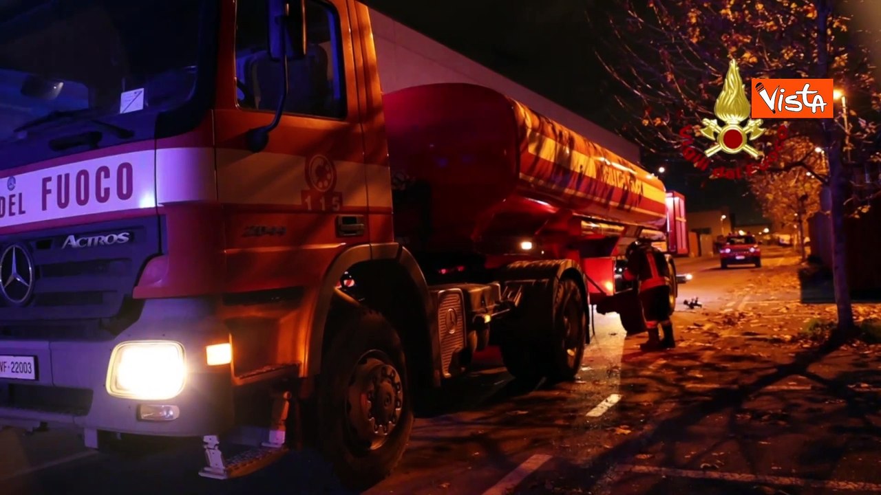 Vasto incendio nella notte di masserizie e rifiuti a Firenze, l'intervento dei Vigili del Fuoco