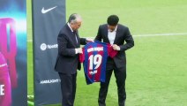 Vitor Roque é apresentado no Barcelona