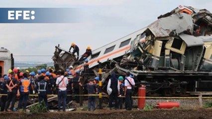 下载视频: Rescatistas buscan a víctimas tras el choque de dos trenes de pasajeros en Indonesia