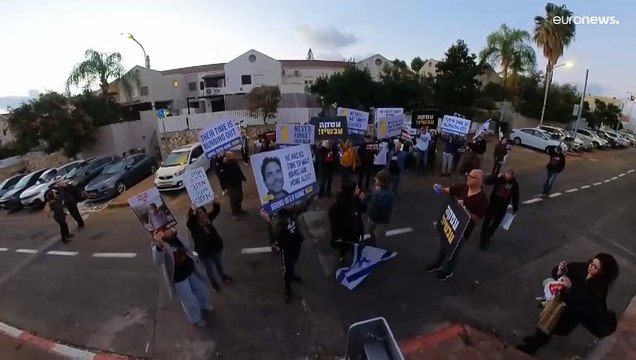 من أمام منزل الوزير غانتس.. أهالي الرهائن الإسرائيليين يطالبون بعقد صفقة تبادل قبل فوات الأوان