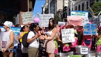 Manifestantes de Barrios de Pie protestan pacíficamente en las afueras del Hotel Libertador
