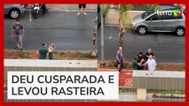 Homem é agredido por motoboy após cuspir em mulher em São Paulo