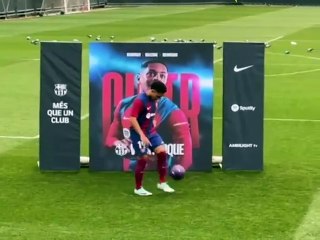 Vitor Roque se distrai com familiares durante apresentação no Barcelona ⚽