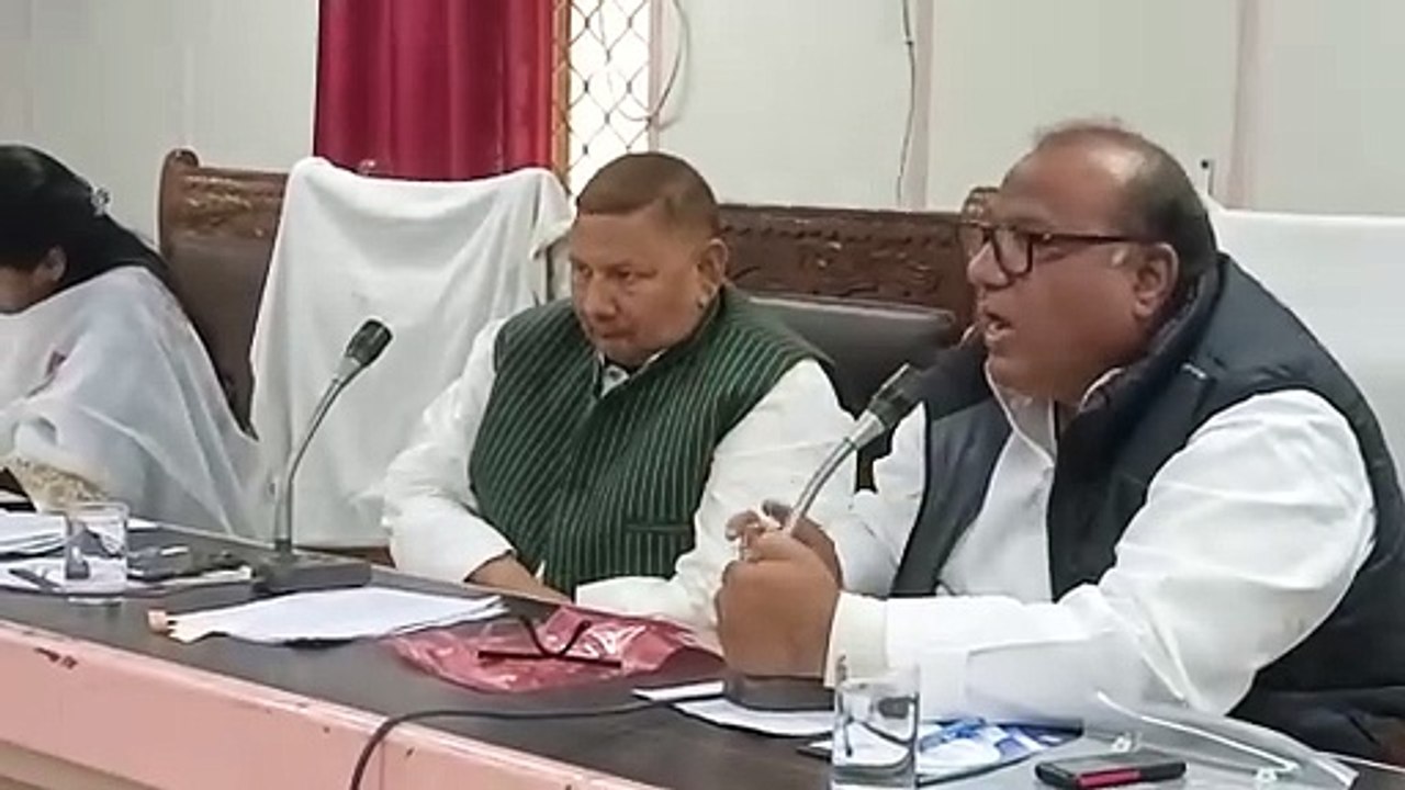 भरतपुर नगर निगम में हंगामा, सत्तापक्ष के पार्षदों ने मेयर को घेरा