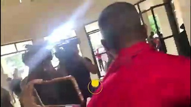 Salida del padre de Wander Franco del Palacio de Justicia de Puerto Plata, sin emitir comentario