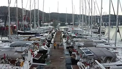 Antarktika'ya gittikleri teknede yaşayan Atasoy çiftinin oğulları da okula botla ulaşıyor