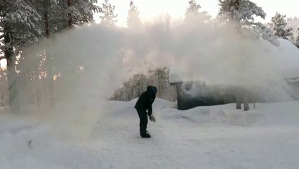 شاهد.. رجل فنلندي يرمي الماء المغلي في الهواء فتحول إلى ثلج في ثوان #فنلندا #العربية