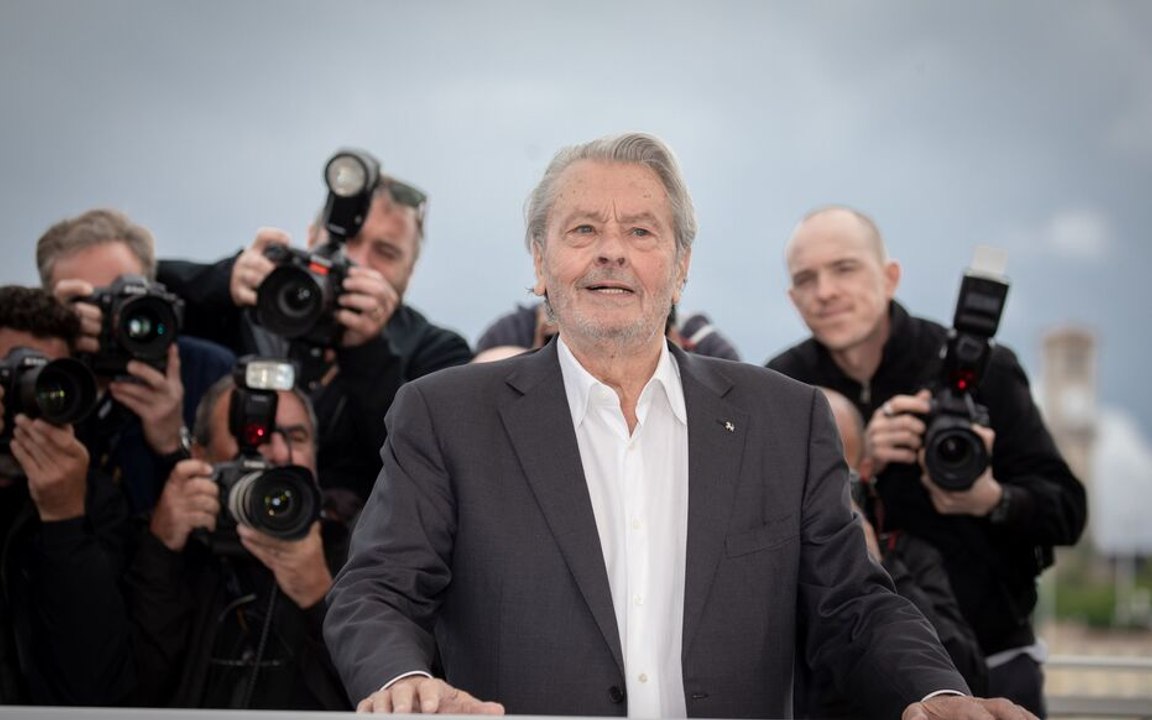 Plaintes, accusations, abus de faiblesse... Ce qui déchire la famille Delon