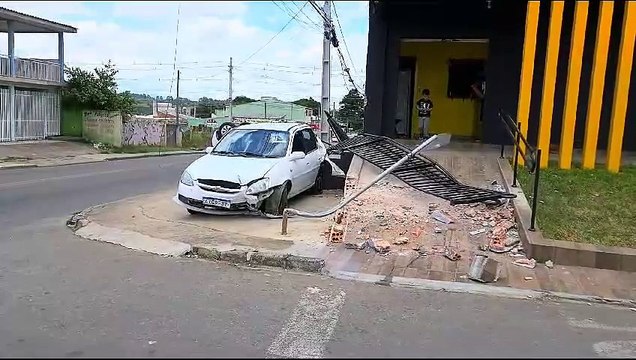 Motorista de aplicativo em alta velocidade provoca batida, capota, e carros quase invadem igreja na RMC
