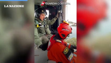 Barca contro gli scogli, il video dei soccorsi