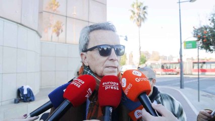 Familiares y amigos acuden al entierro de Paco Arévalo