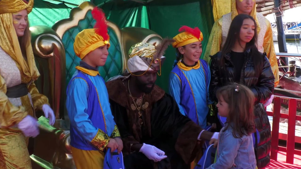 Así ha sido la espectacular llegada de los Reyes Magos por tierra, mar y aire