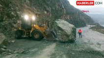 Artvin'de Heyelan Sonrası Dev Kaya Yolu Kapattı