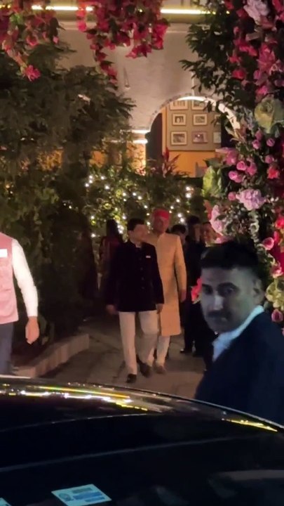 Video...रिलायंस इंडस्ट्रीज के चेयरमैन मुकेश अंबानी उदयपुर पहुंचे