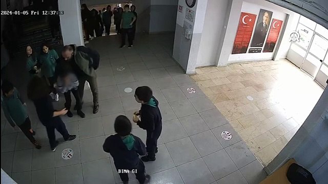 Boğazına yiyecek kaçan öğrenciyi öğretmeni Heimlich manevrasıyla kurtardı