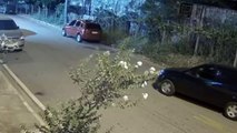 Assaltantes arrastam carro com mulher que tenta evitar assalto