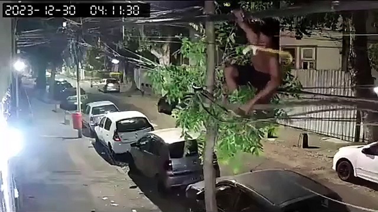 Delincuente cae al piso en medio de un intento de robo de cables