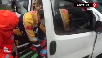 Antalya'da halk otobüsüyle hafif ticari araç çarpıştı