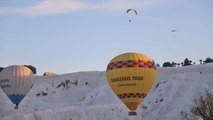 Pamukkale'de sıcak hava balonundan paraşüt atlayışı heyecanı