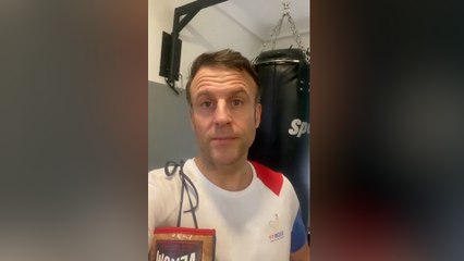 Gants de boxe sur l’épaule, Emmanuel Macron invite les Français à faire du sport au quotidien