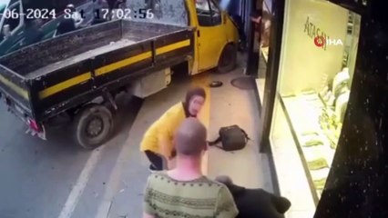 Freni boşalan kamyon 5 yayaya çarpıp iş yerine girdi