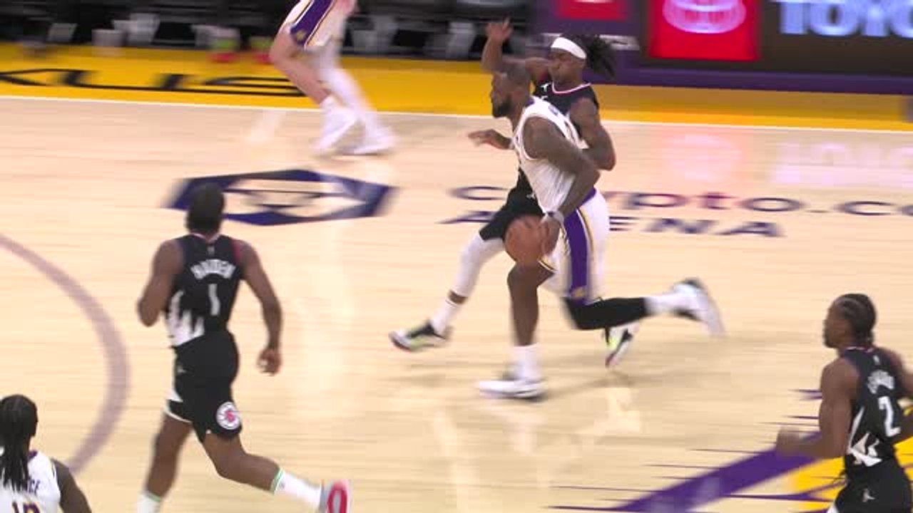 LeBron James stuns Lakers fans with dunk over C...