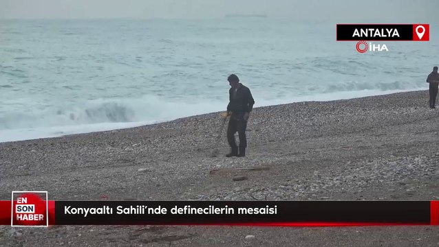 Konyaaltı Sahili'nde definecilerin mesaisi