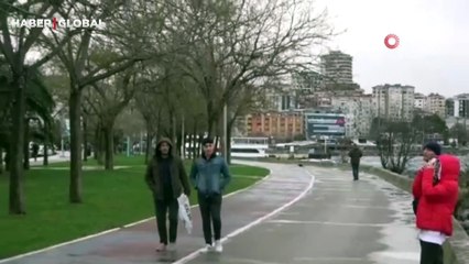 Kartal sahilinde dinlenen akbabaya kargalar saldırdı