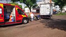 Motociclista fica ferido ao se envolver em acidente com caminhão na rua Olindo Periolo