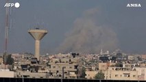 Gaza, nuvole di fumo si alzano sopra Khan Yunis dopo gli attacchi