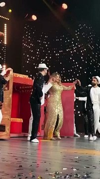 ليلى علوي تحتفل بعيد ميلادها على المسرح بصحبة ابنها خالد