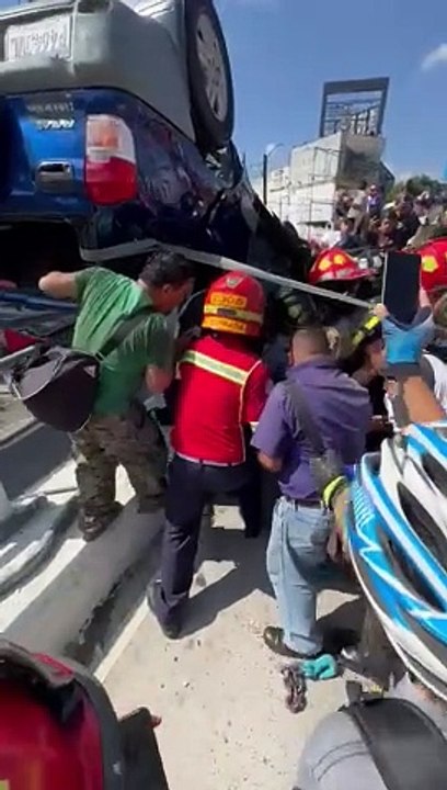 Impactante: conductora queda al borde del precipicio sobre puente de las Charcas