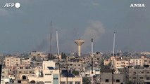 Gaza, nuvole di fumo si alzano sopra Khan Yunis