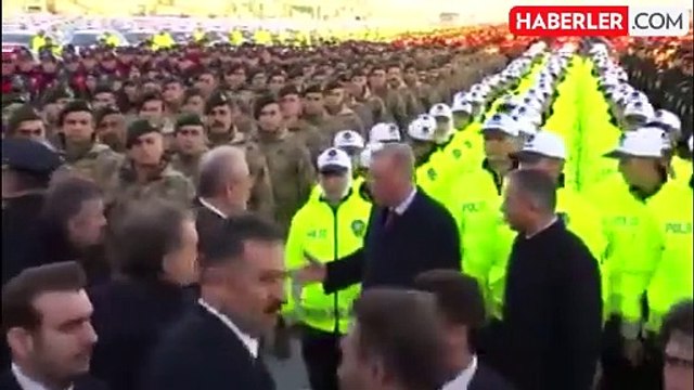 Erdoğan'ın yanında fotoğraf karesine girmeye çalışan milletvekili sosyal medyada gündem oldu