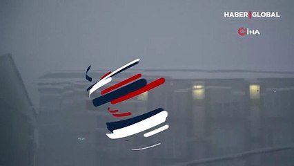 Binanın çatısındaki karlar şelale gibi aktı