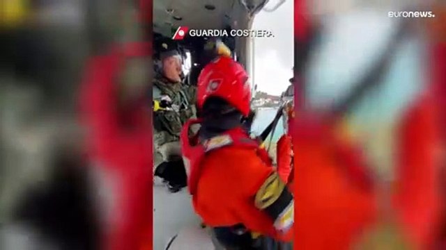 عملية إنقاذ صعبة.. خفر السواحل الإيطالي ينقذ شخصين بعد اصطدام قاربهما بالصخور