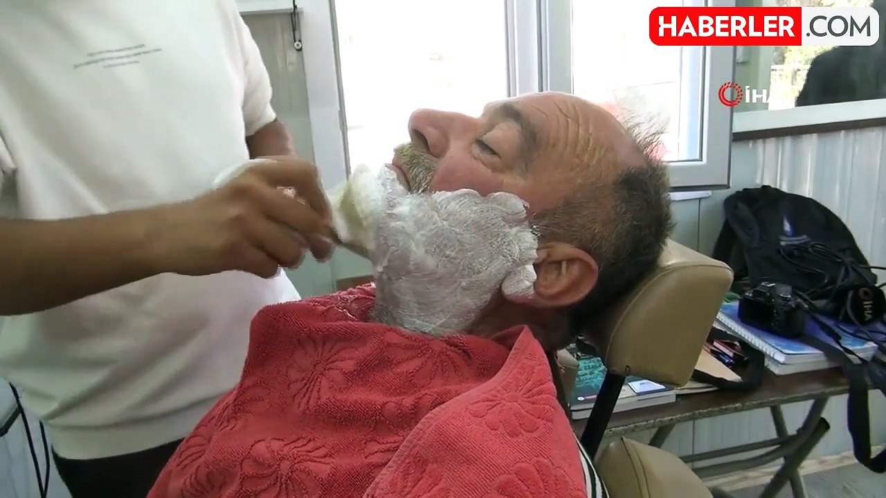 Hatay'da 'iyilik tıraşı' Berber Emircan Turunç, depremzedeleri ücretsiz tıraş ediyor