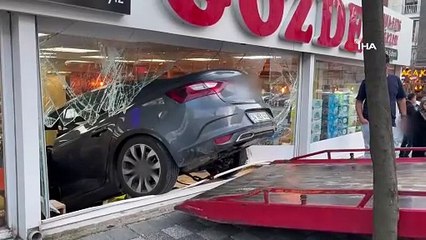 Direksiyon hakimiyetini kaybeden sürücü dükkana daldı