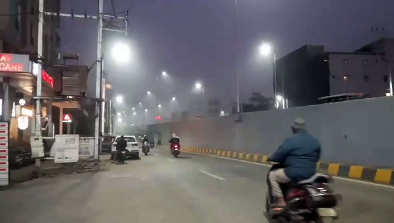मौसम के तीन रंग : सुबह कोहरा, शाम को सर्द हवा, देर रात बारिश