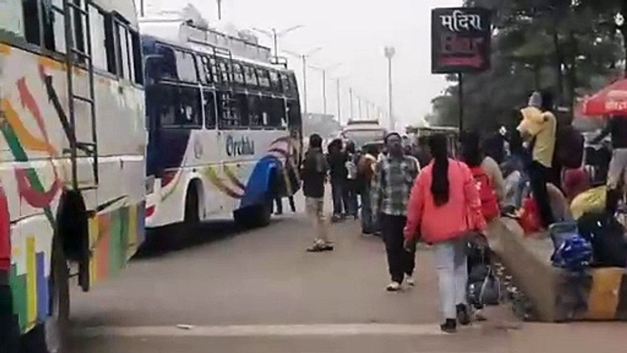मौसम के तीन रंग : सुबह कोहरा, शाम को सर्द हवा, देर रात बारिश