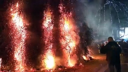 Epifania, pioggia e proteste non fermano la tradizione in Veneto: acceso il grande rogo ad Arcade